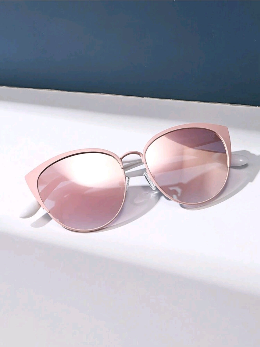 Retro Cat-Eye Zonnebril – Roze & Wit - FutureStoreNL