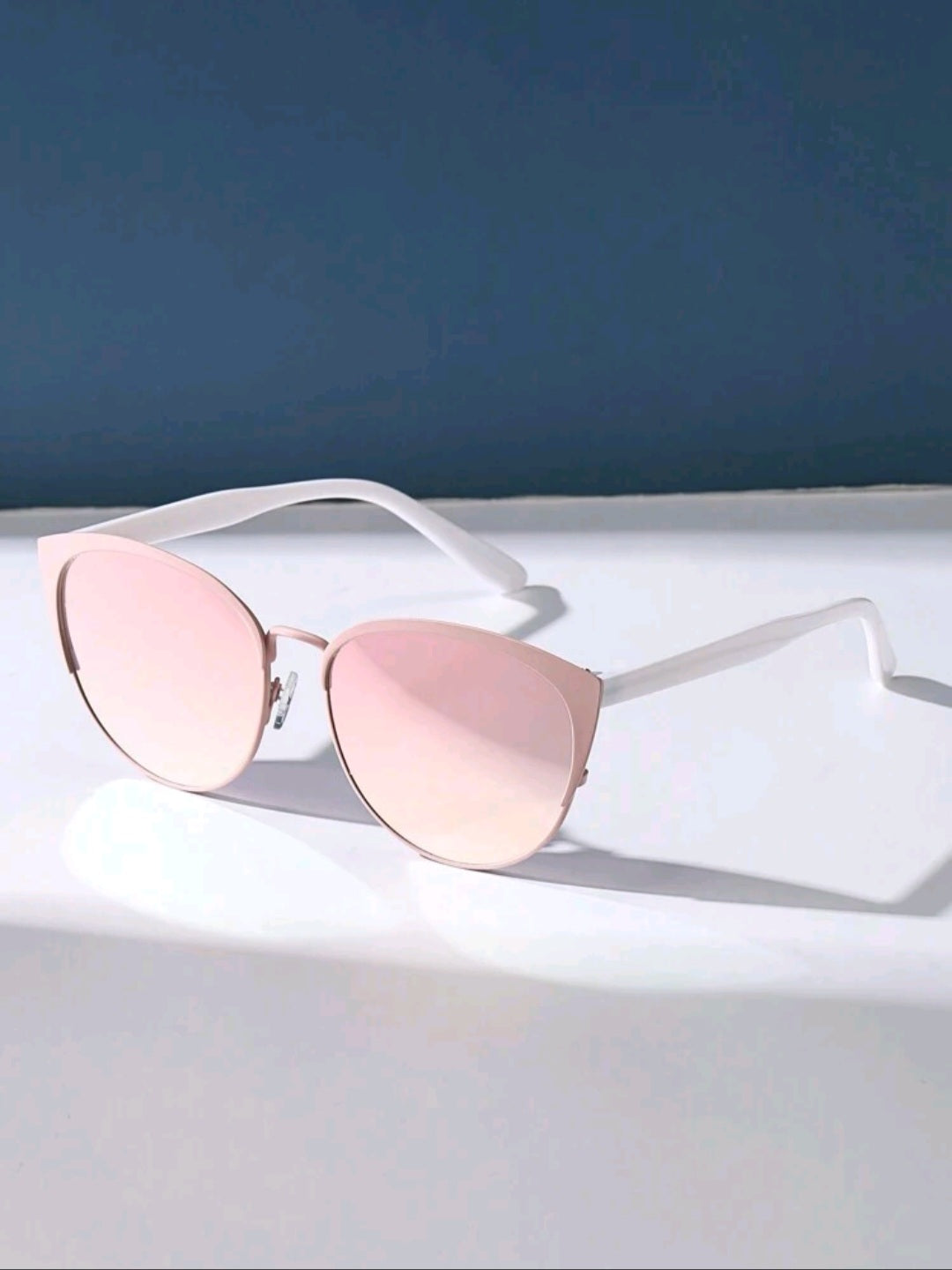 Retro Cat-Eye Zonnebril – Roze & Wit - FutureStoreNL